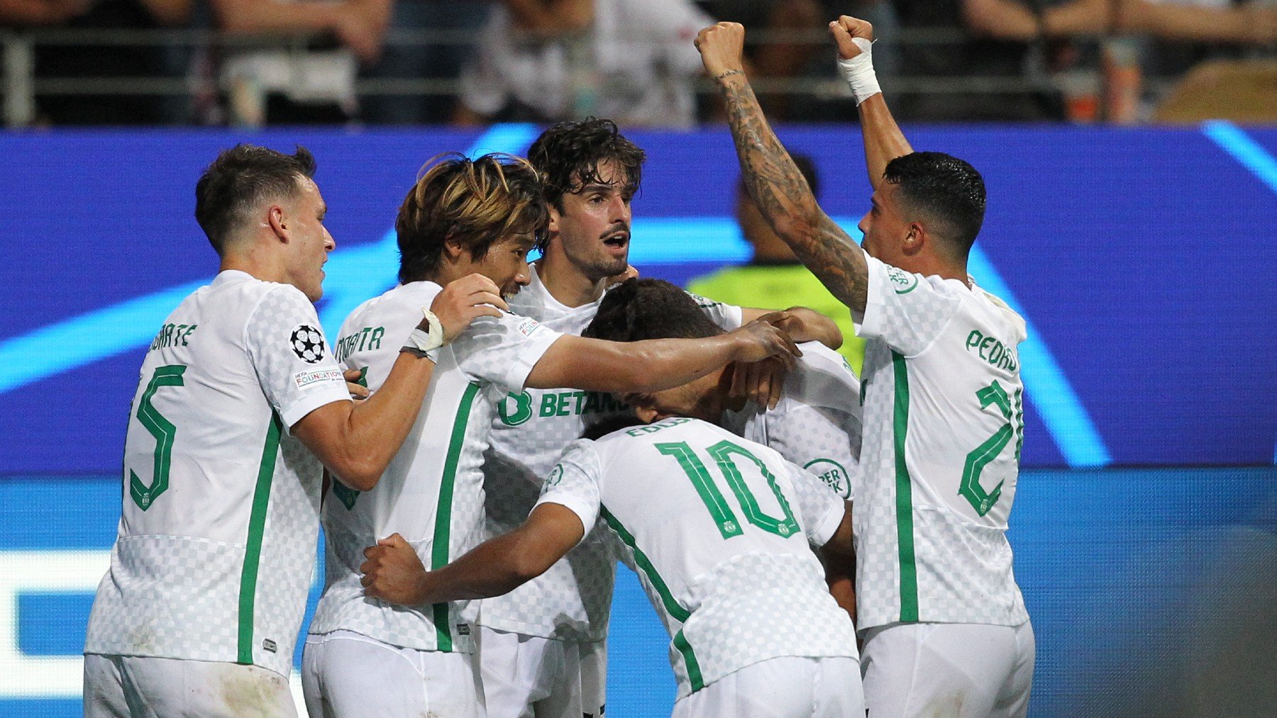 Trincao celebra su gol con sus compañeros. (AFP)