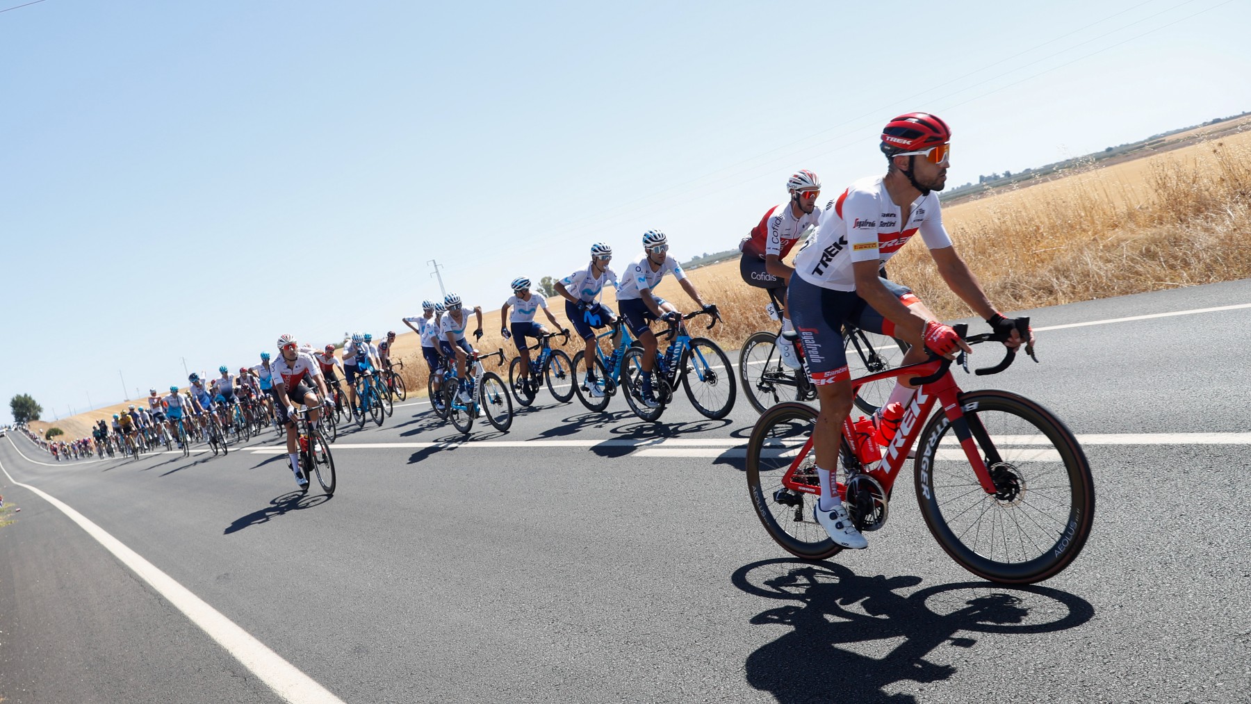 Los ciclistas durante una etapa de La Vuelta Ciclista a España 2022. (EFE)