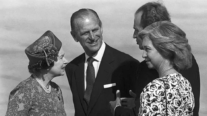 Isabel II, el duque de Edimburgo, Don Juan Carlos y Doña Sofía .