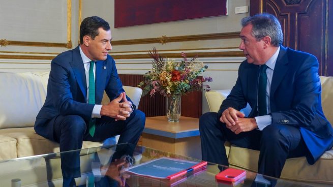 El presidente de la Junta, Juanma Moreno, se reúne con el secretario general y presidente del grupo del PSOE-A, Juan Espadas.