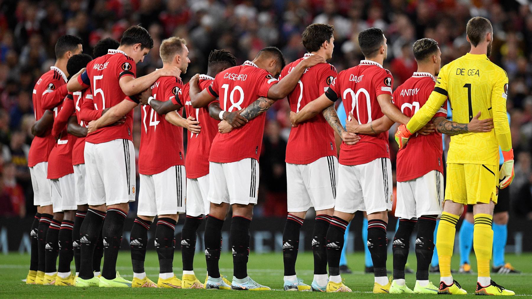 Los jugadores del Manchester United guardan un minuto de silencio por Isabel II. (AFP)