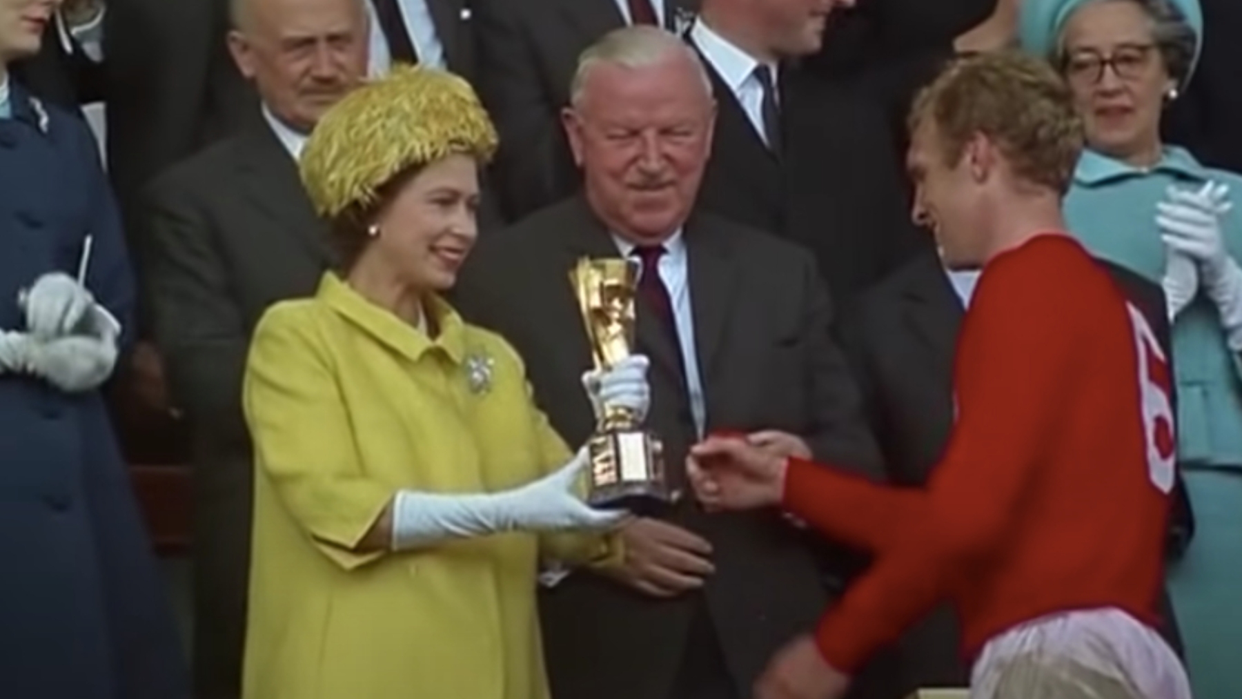 Isabel II entrega el trofeo a Bobby Moore
