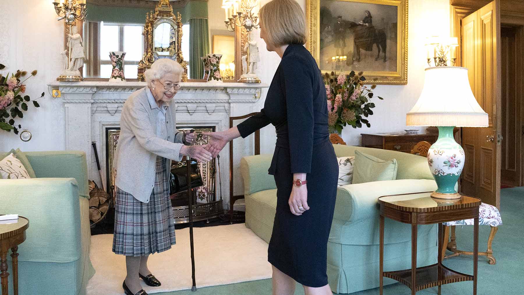 La última foto de Isabel II: con Liz Truss en Balmoral.