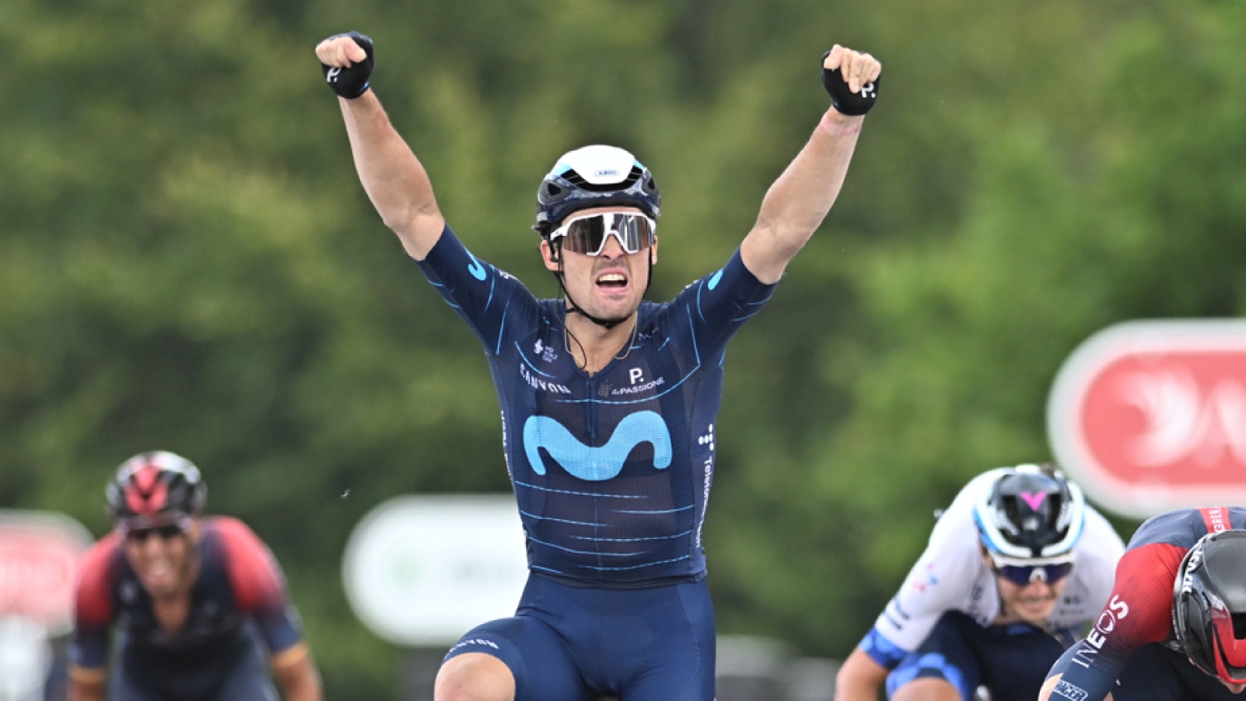 Gonzalo Serrano celebra su triunfo en el Tour de Gran Bretaña.