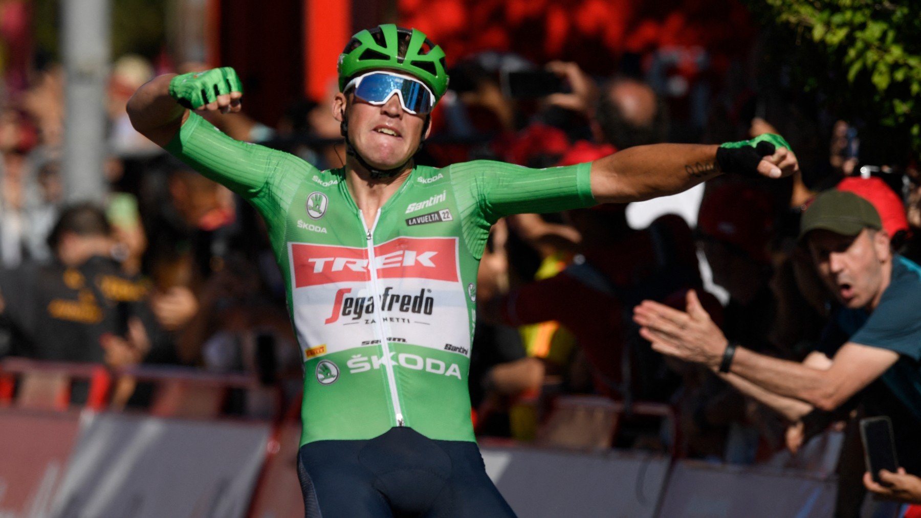 Mads Pedersen celebra su triunfo de etapa en la Vuelta. (AFP)
