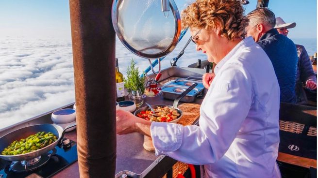 ¿Cómo es el primer restaurante del mundo en globo aerostático?