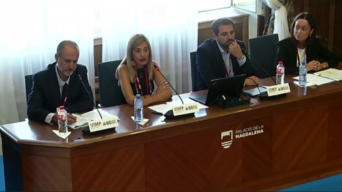 Mesa de debate en Santander.