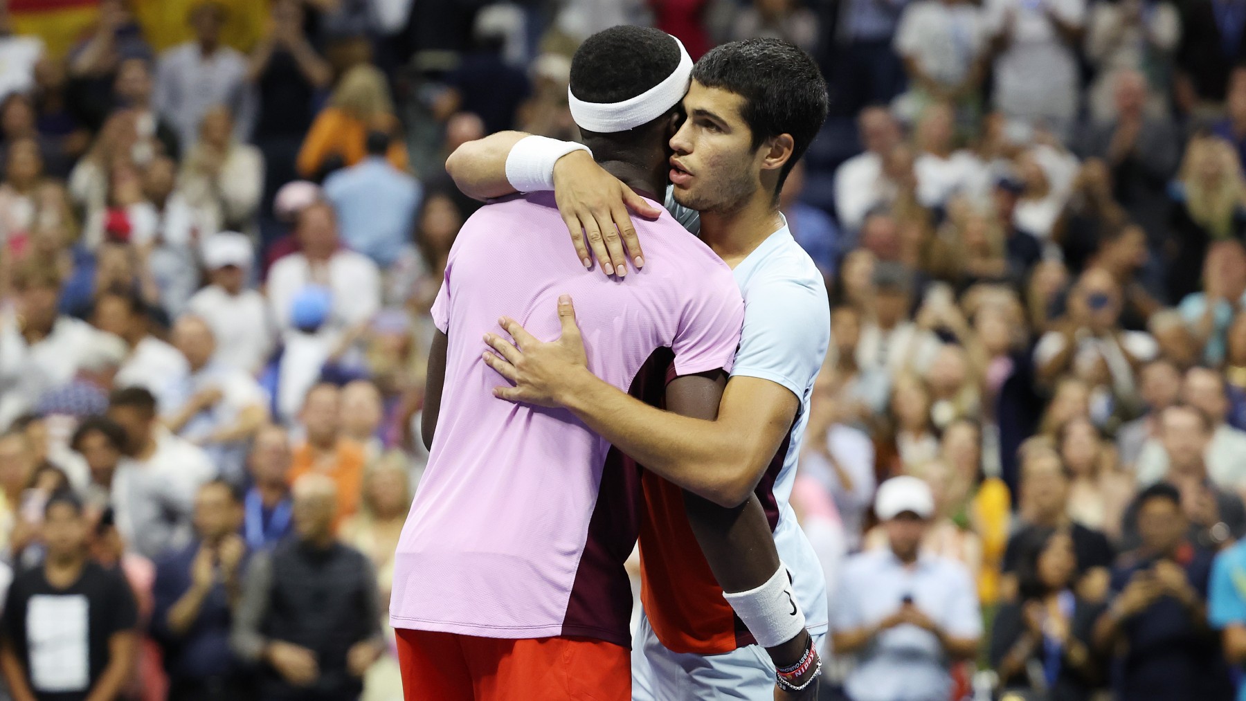 Alcaraz y Tiafoe se abrazan. (Getty)