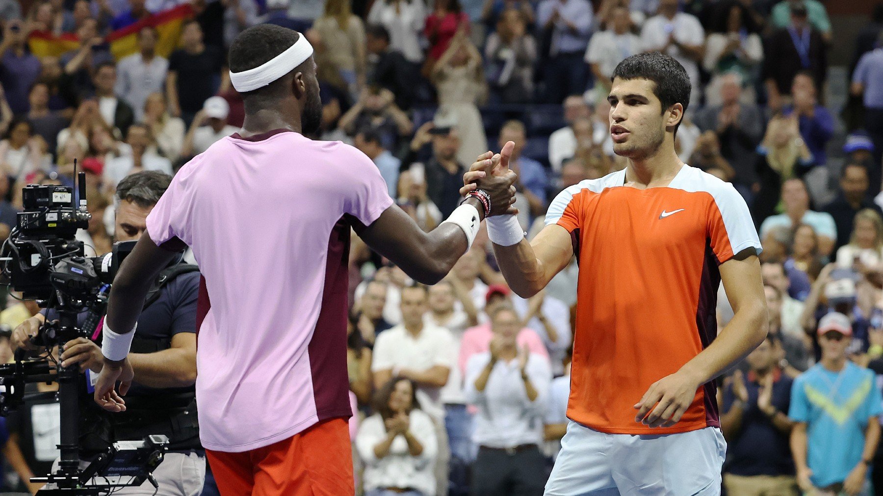 Alcaraz y Tiafoe se saludan tras el partido. (Getty)