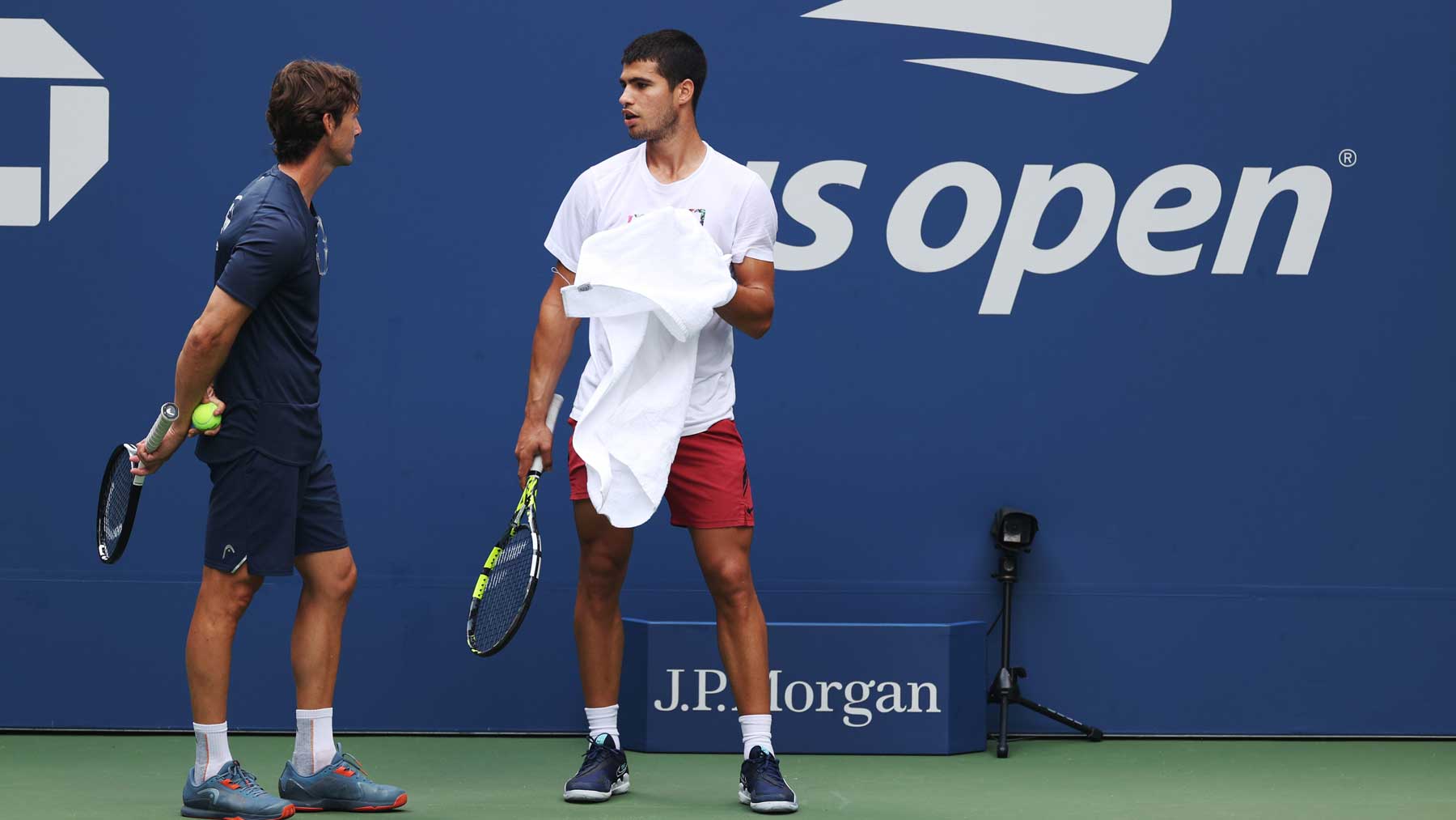 Juan Carlos Ferrero y Alcaraz charlan durante un entrenamiento en el US Open (Getty)
