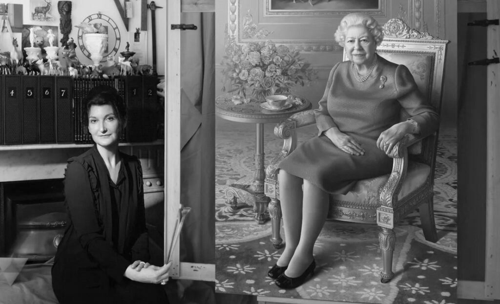 Miriam Escofet junto al retrato de la Reina Isabel II de Inglaterra. @Aliona Adrianova.