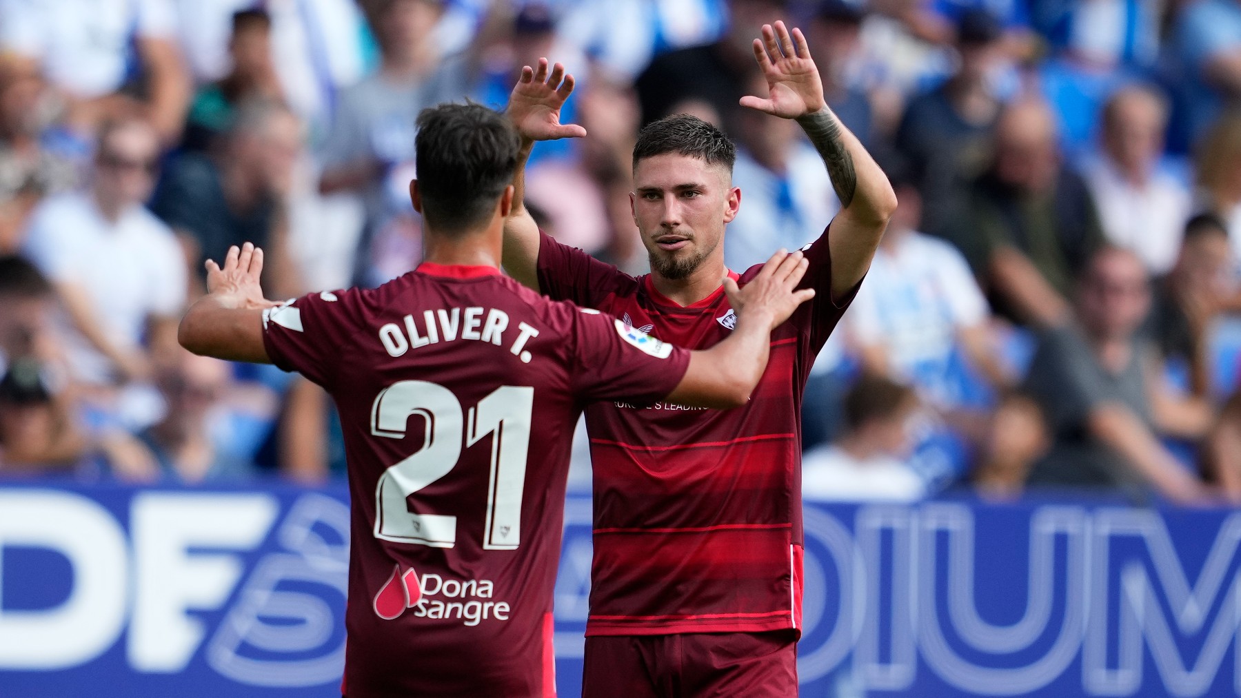 Oliver y Carmona celebran un gol. (EFE)