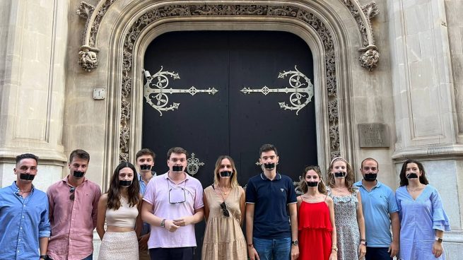 Protesta de los jóvenes del PP ante el Consell de Mallorca.