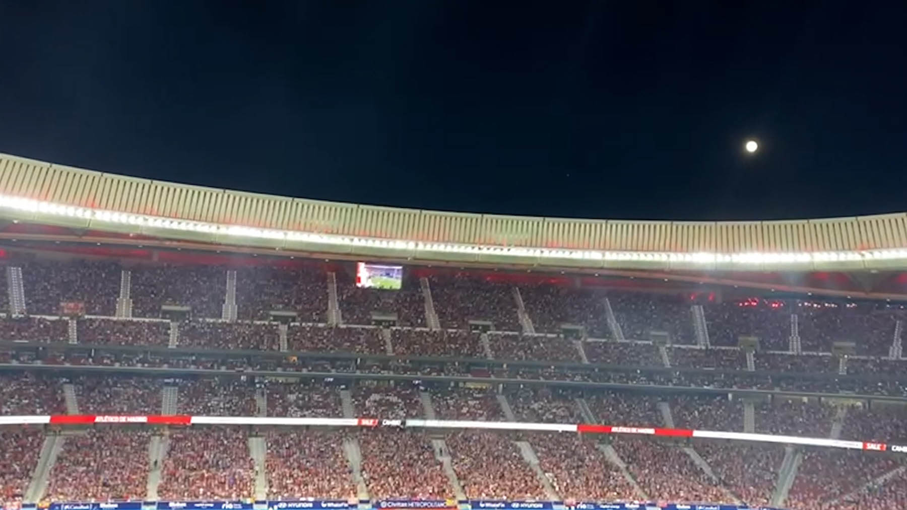 La afición del Atlético mostró su apoyo a Griezmann cuando entró en el minuto 63