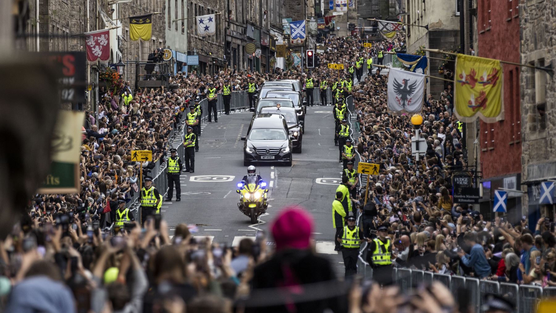 La comitiva fúnebre de Isabel II durante su recorrido por Edimburgo.