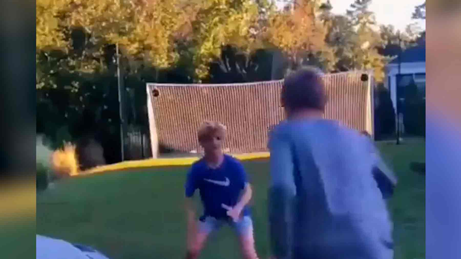 El violento pique entre dos hermanos en el jardín que arrasa narrado como un gol de Messi