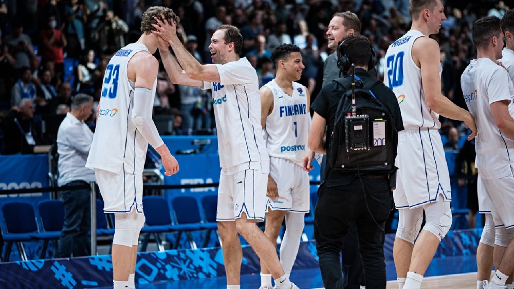 Markkanen, felicitado por sus compañeros. (FIBA)
