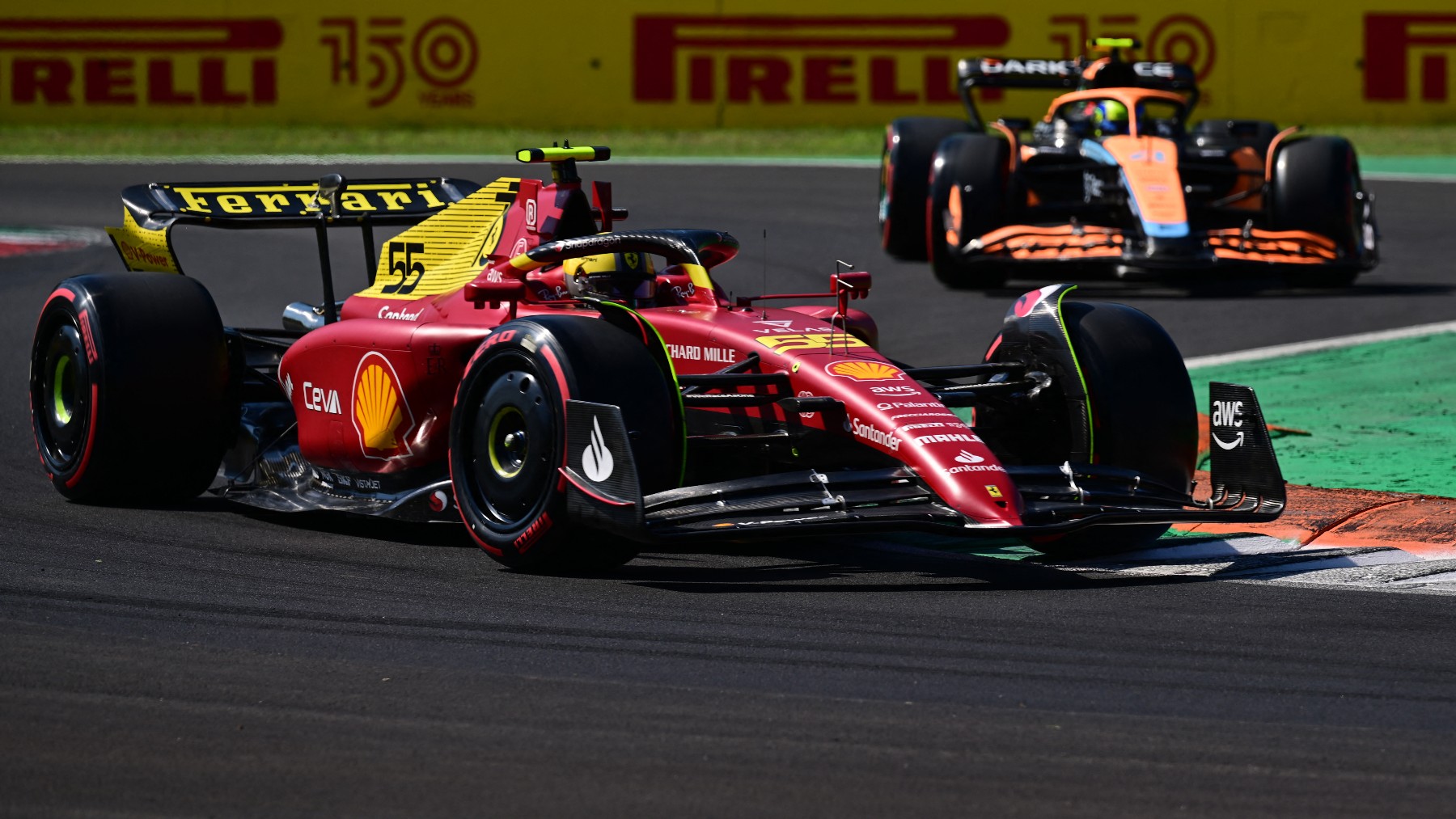 Carlos Sainz con su Ferrari. (AFP)