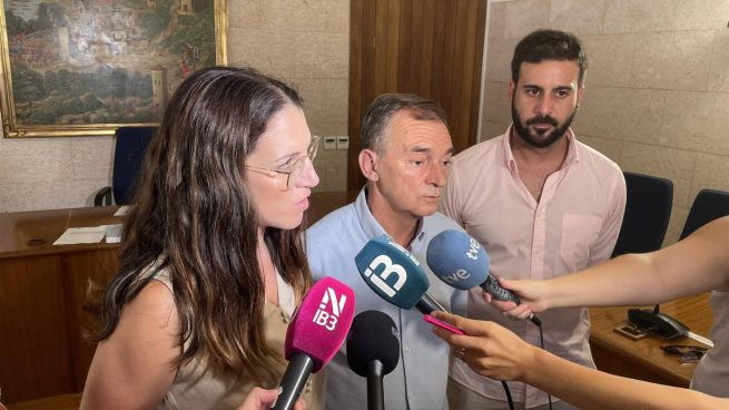 La secretaria de organización de los socialistas de Andratx, Antònia Sastre; el ex alcalde de Andratx, Toni Mir; y el regidor Toni Bordoy; tras el debate de la moción de censura contra Mir.