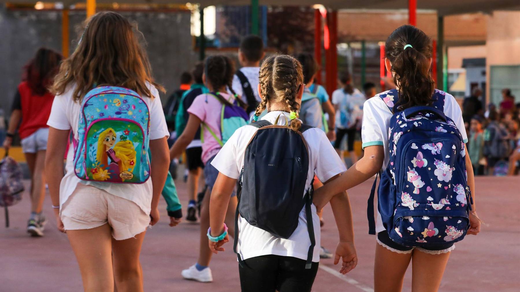 Tres niñas a su llegada al colegio. (Foto: Marta Fernández Jara – Europa Press)