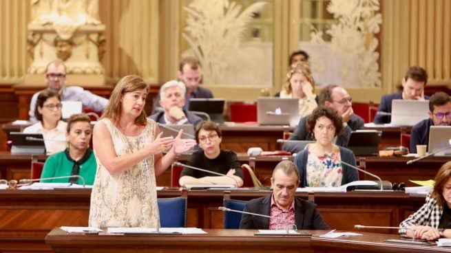 Francina Armengol en una sesión del Parlament.