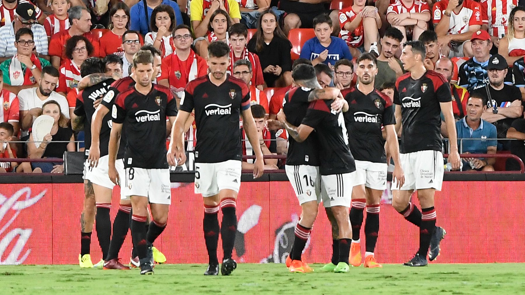 Osasuna celebra su gol en Almería. (EFE)