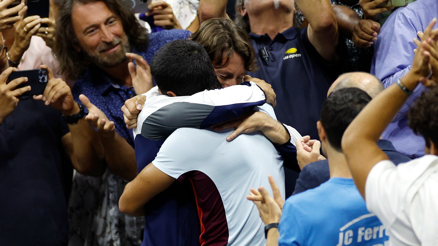 Alcaraz y Ferrero se abrazan después de que el murciano ganara el US Open. (Getty)