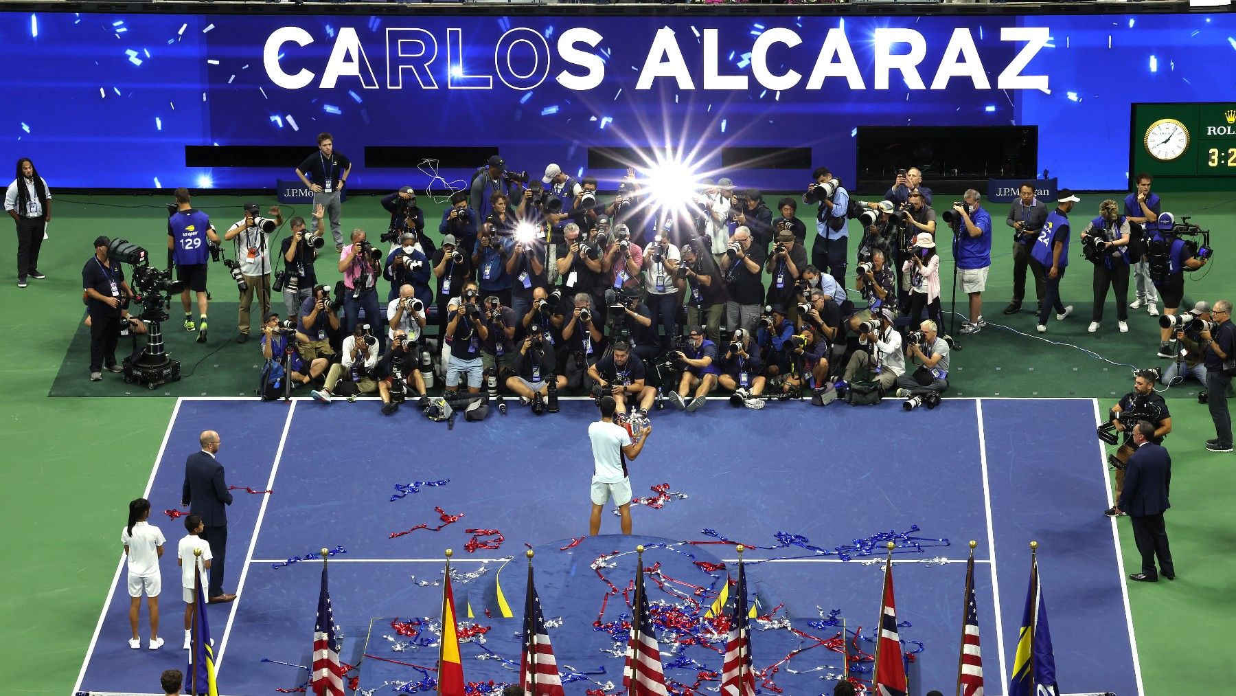 Carlos Alcaraz posa para los fotógrafos tras ser campeón. (Getty)