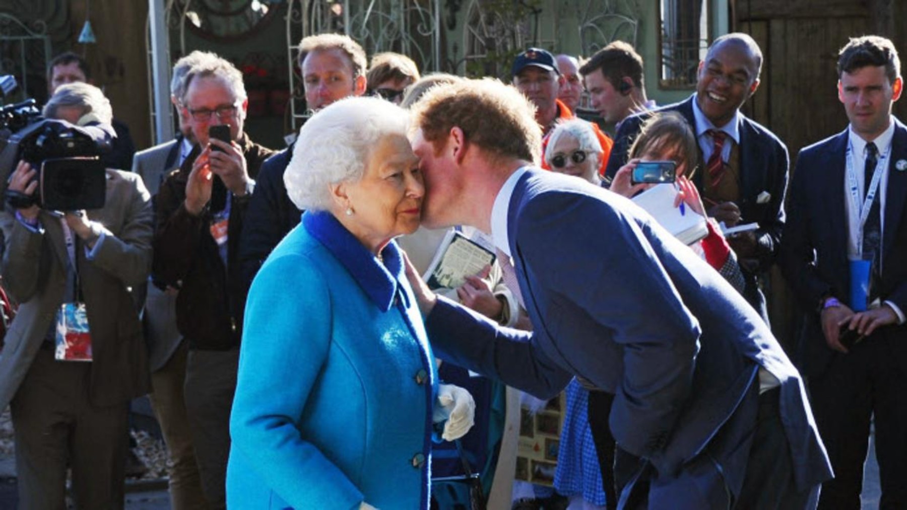 El príncipe Enrique besa a su abuela, Isabel II. (Gtres)