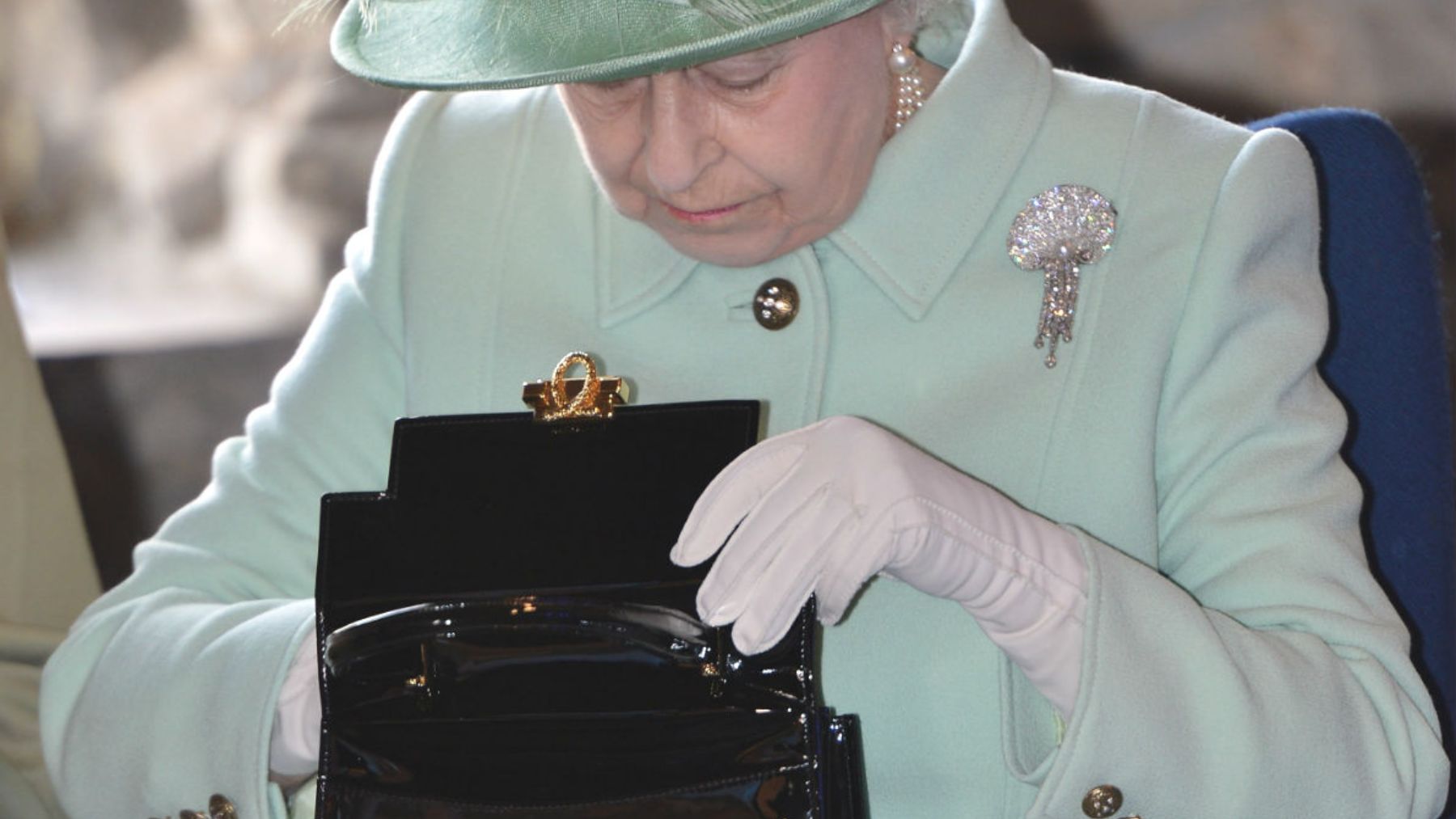 Qué escondía el bolso de Isabel II