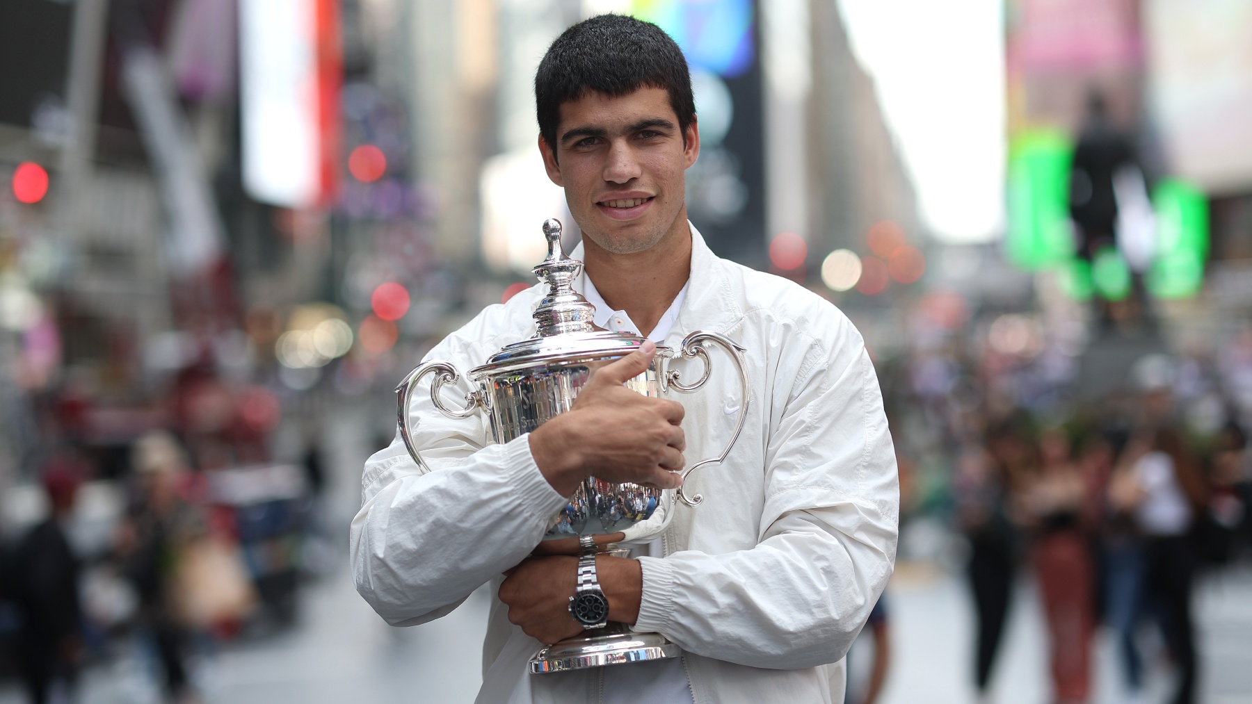 Carlos Alcaraz posa con el trofeo de campeón del US Open. (Getty)