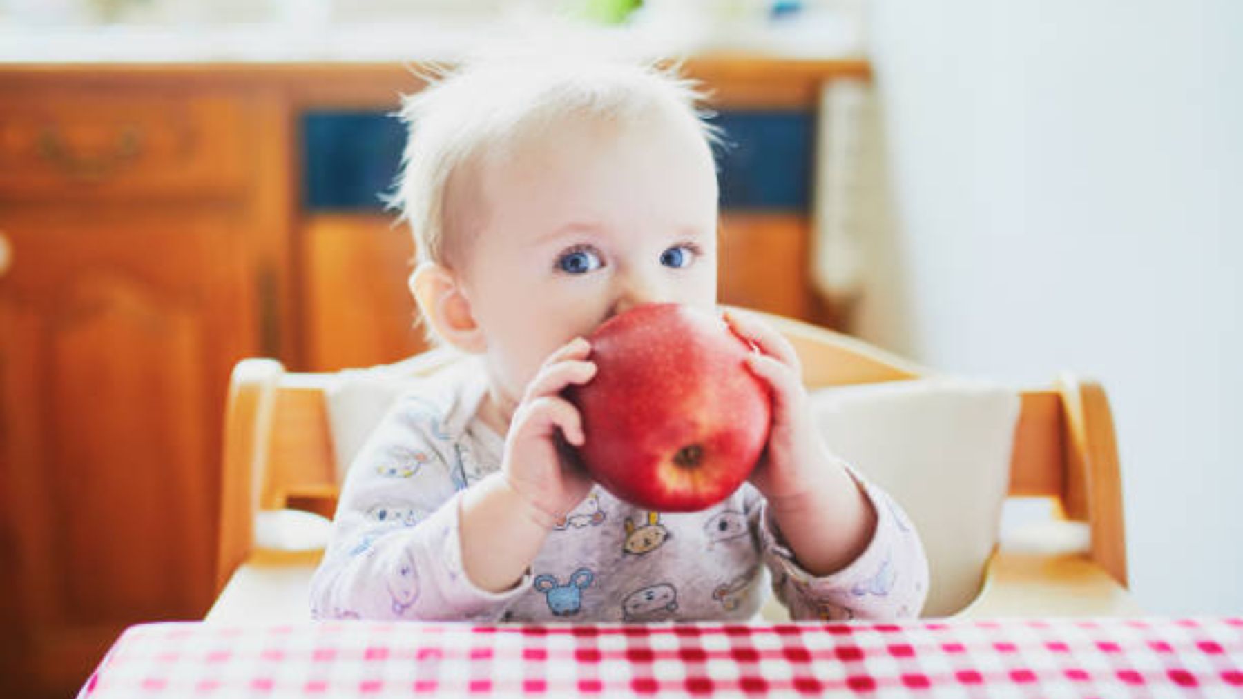 Descubre cómo dar la fruta al bebé en el destete y cuándo