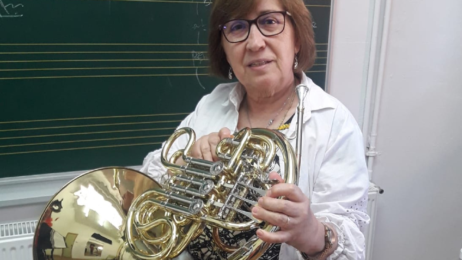 Encarnación, con el instrumento del que es la primera licenciada en España, la trompa.
