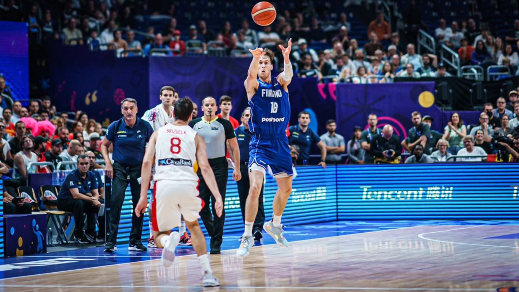 Jantunen lanzando el triple ante España. (FIBA)