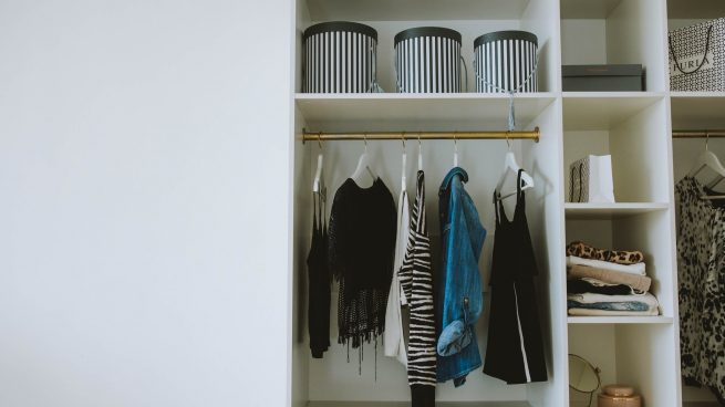Cómo debemos guardar las prendas largas en el armario
