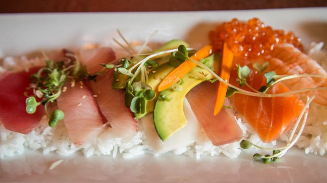 Chirashi de atún con aguacate, para cenas ligeras