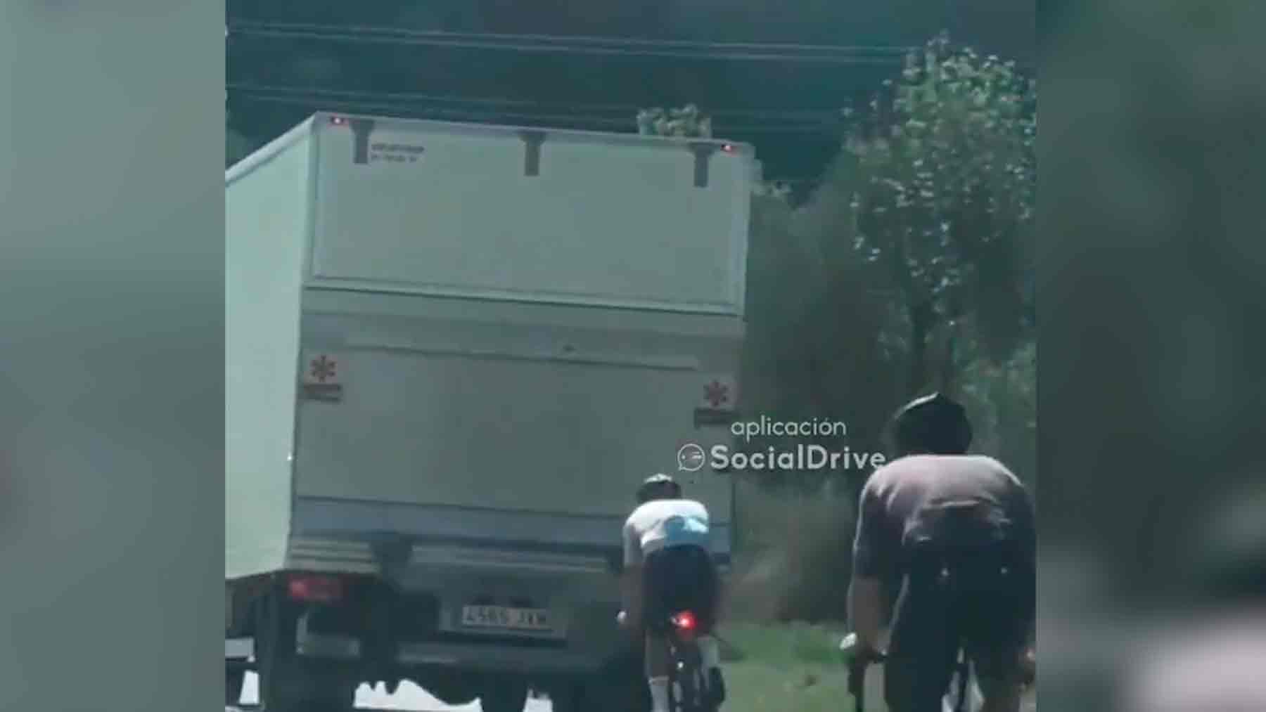 Un camión, dos ciclistas y una imprudencia que indigna a toda España