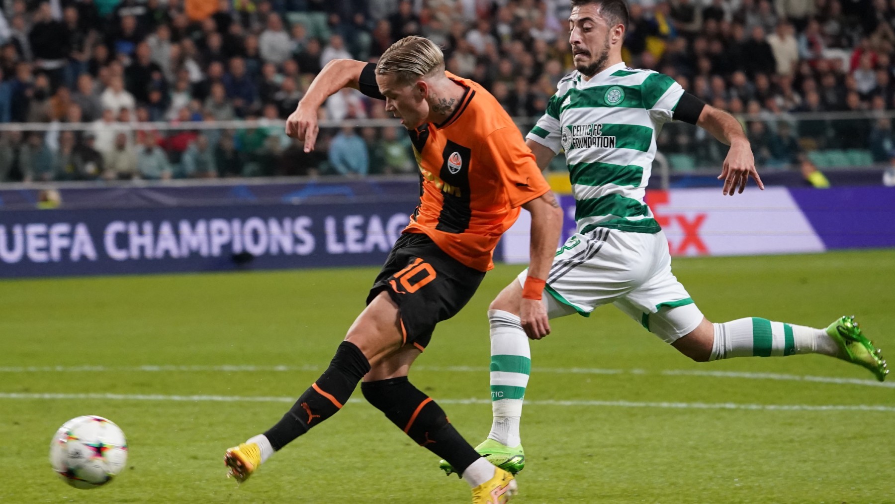 Mudryk y Juranovic, en el duelo entre el Shakhtar y el Celtic. (AFP)