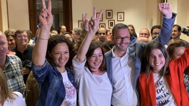 Francina Armengol entre Cati Cladera y José Hila en mayo de 2019 tras conocer el resultado de las elecciones.