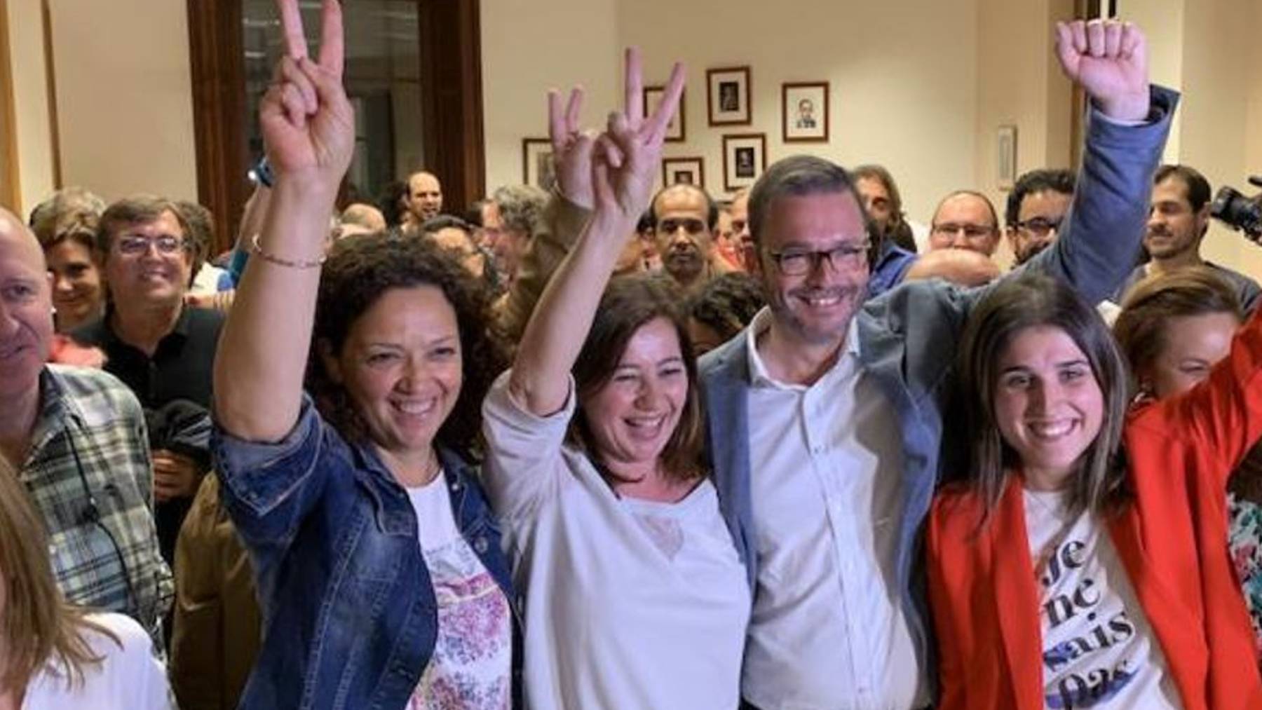 Francina Armengol entre Cati Cladera y José Hila en mayo de 2019 tras conocer el resultado de las elecciones.