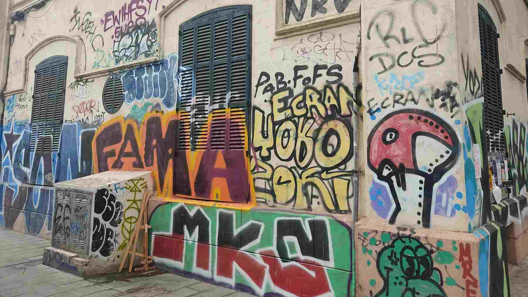 Estado de uno de los laterales de la fachada del antiguo Hostal Terminus en Palma.