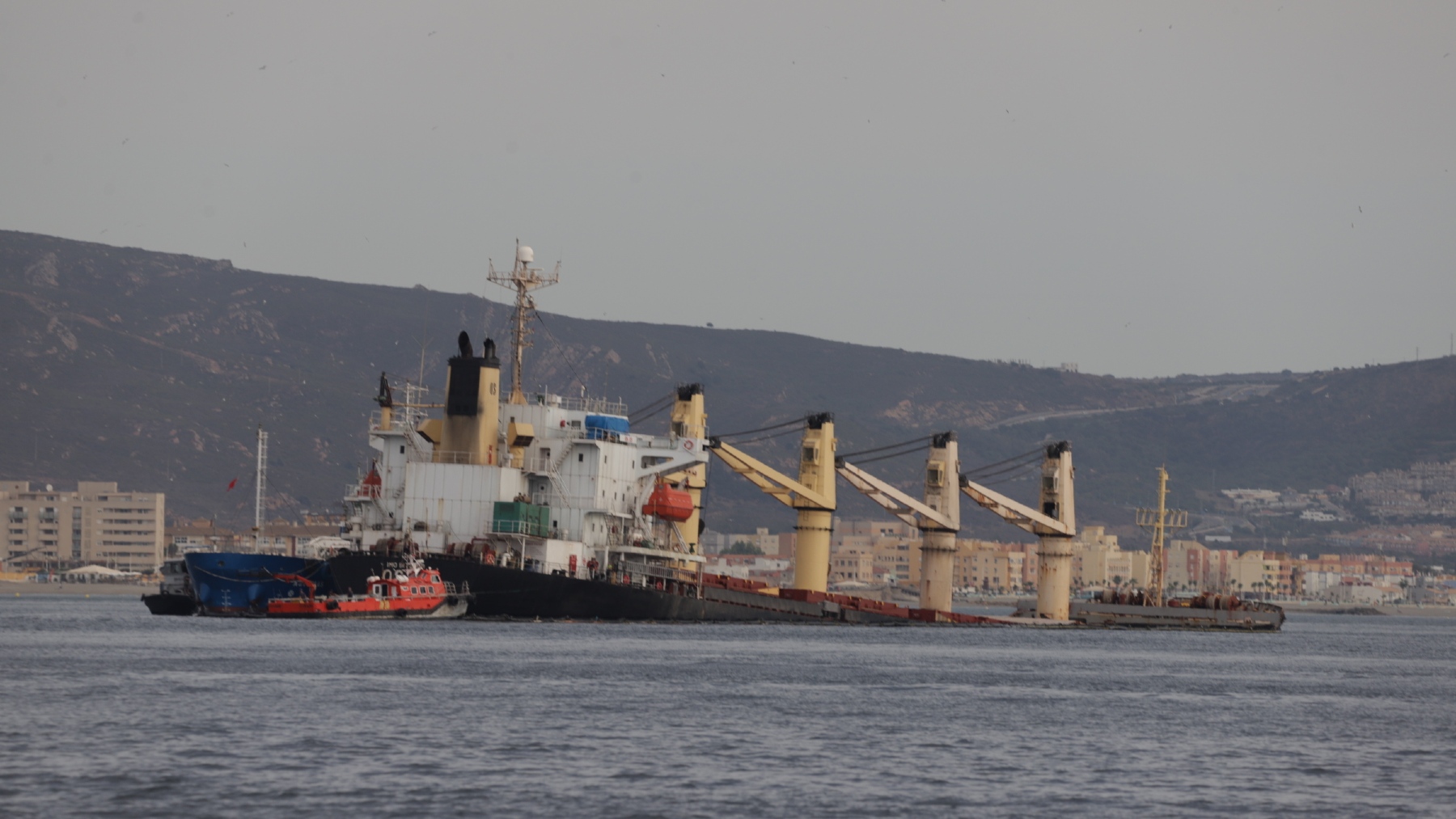 El buque granelero OS35 semihundido junto al Estrecho de Gibraltar (NONO RICO).