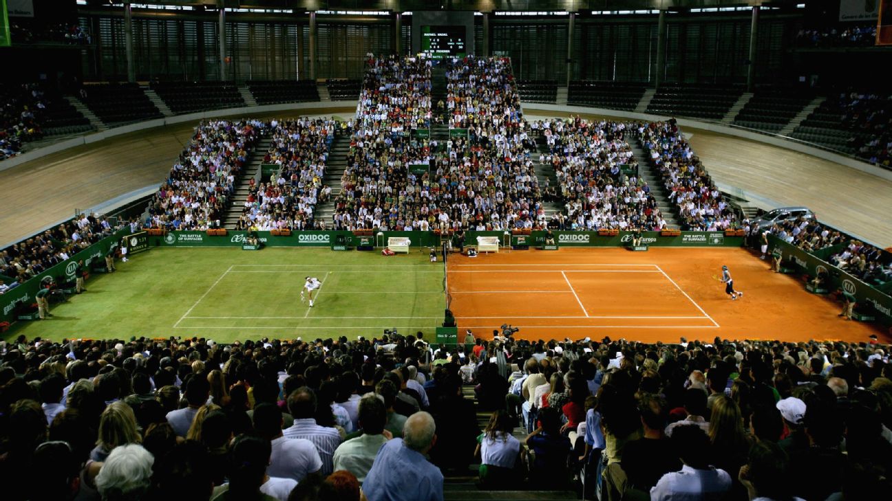 Imagen del Palma Arena convertido en una cancha de tenis con dos superficies