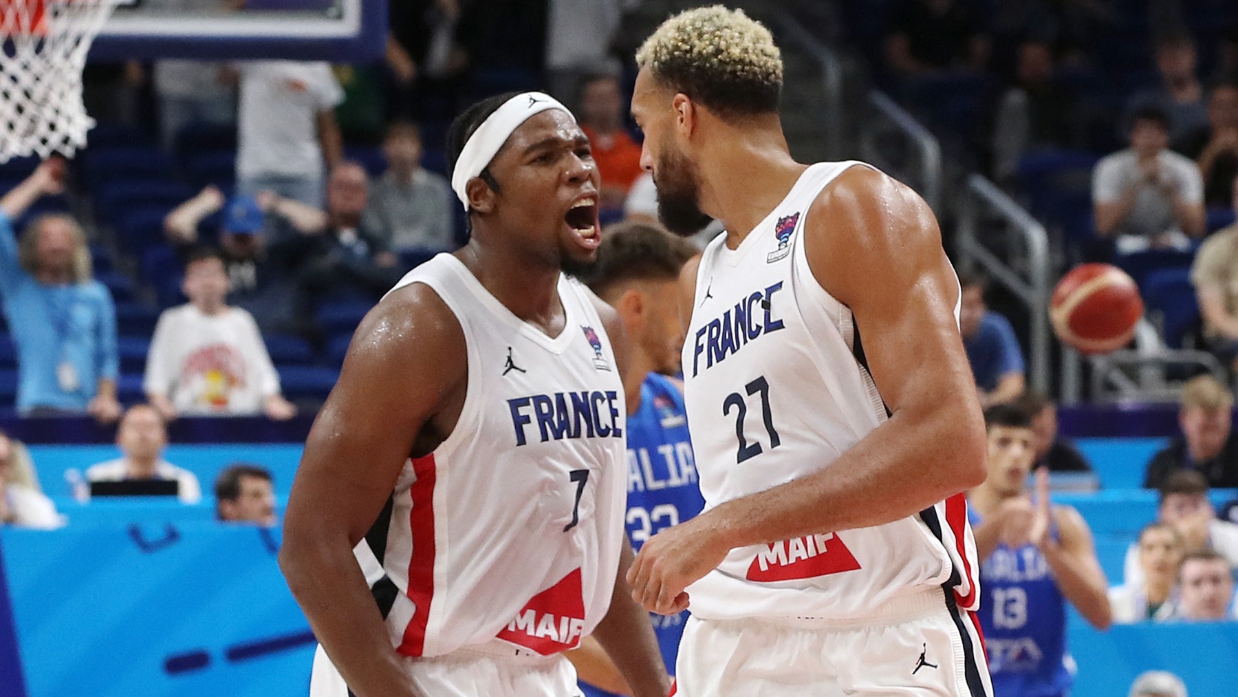 Yabusele y Gobert celebran el triunfo francés. (AFP)