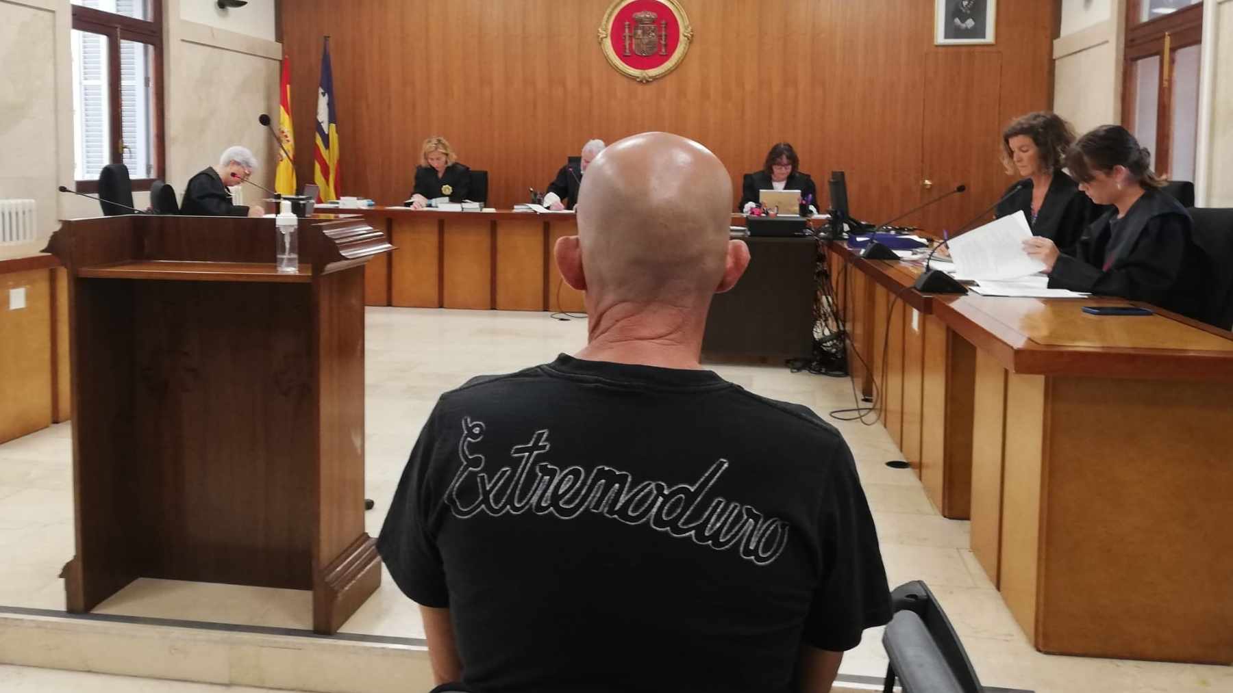 El acusado de intentar matar a su pareja en 2020 en Palma, sentado este viernes en la Audiencia Provincial. EUROPA PRESS