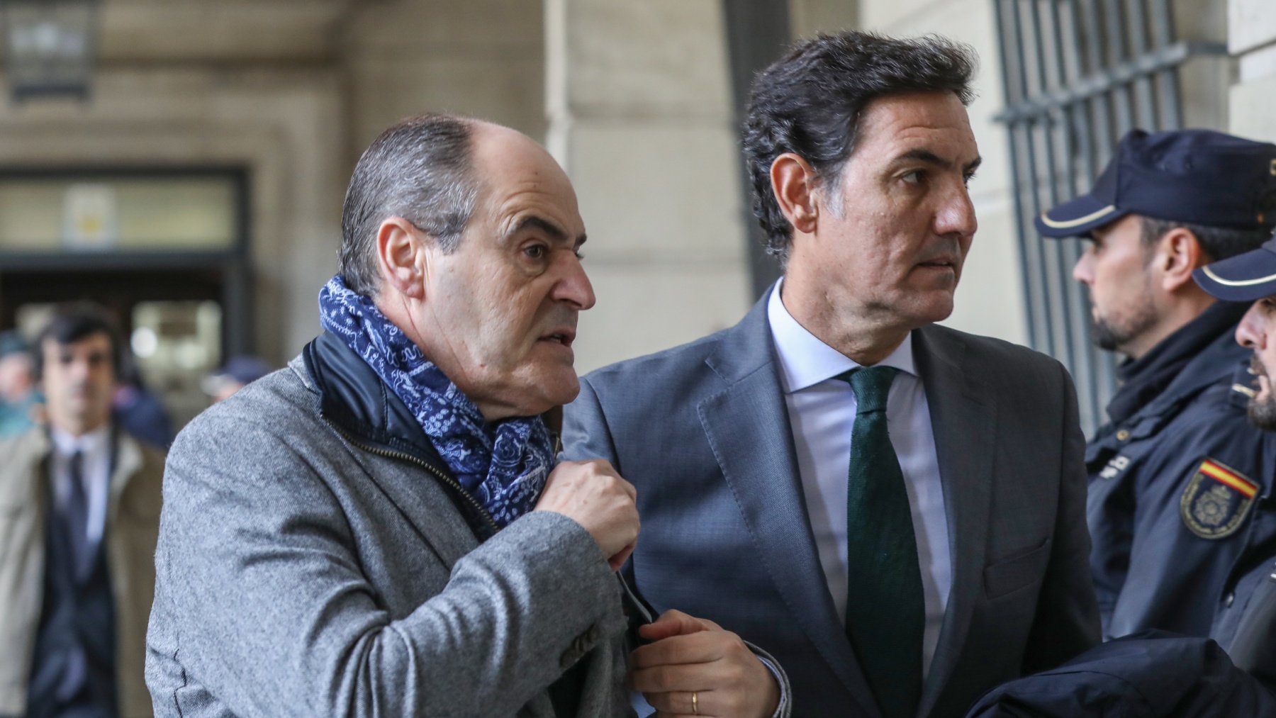 Juan Márquez (i), a su llegada al juicio del caso ERE en la Audiencia Provincial de Sevilla en 2019 (EUROPA PRESS).