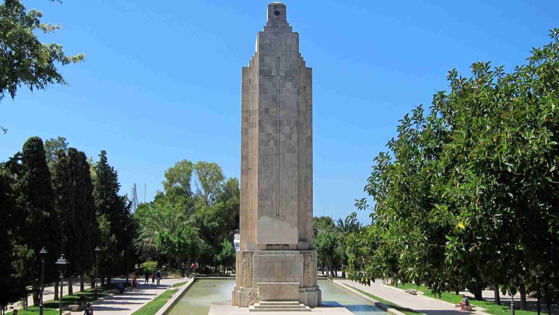 Monumento en recuerdo de las víctimas del hundimiento del crucero Baleares en la plaza de Sa Feixina de Palma.