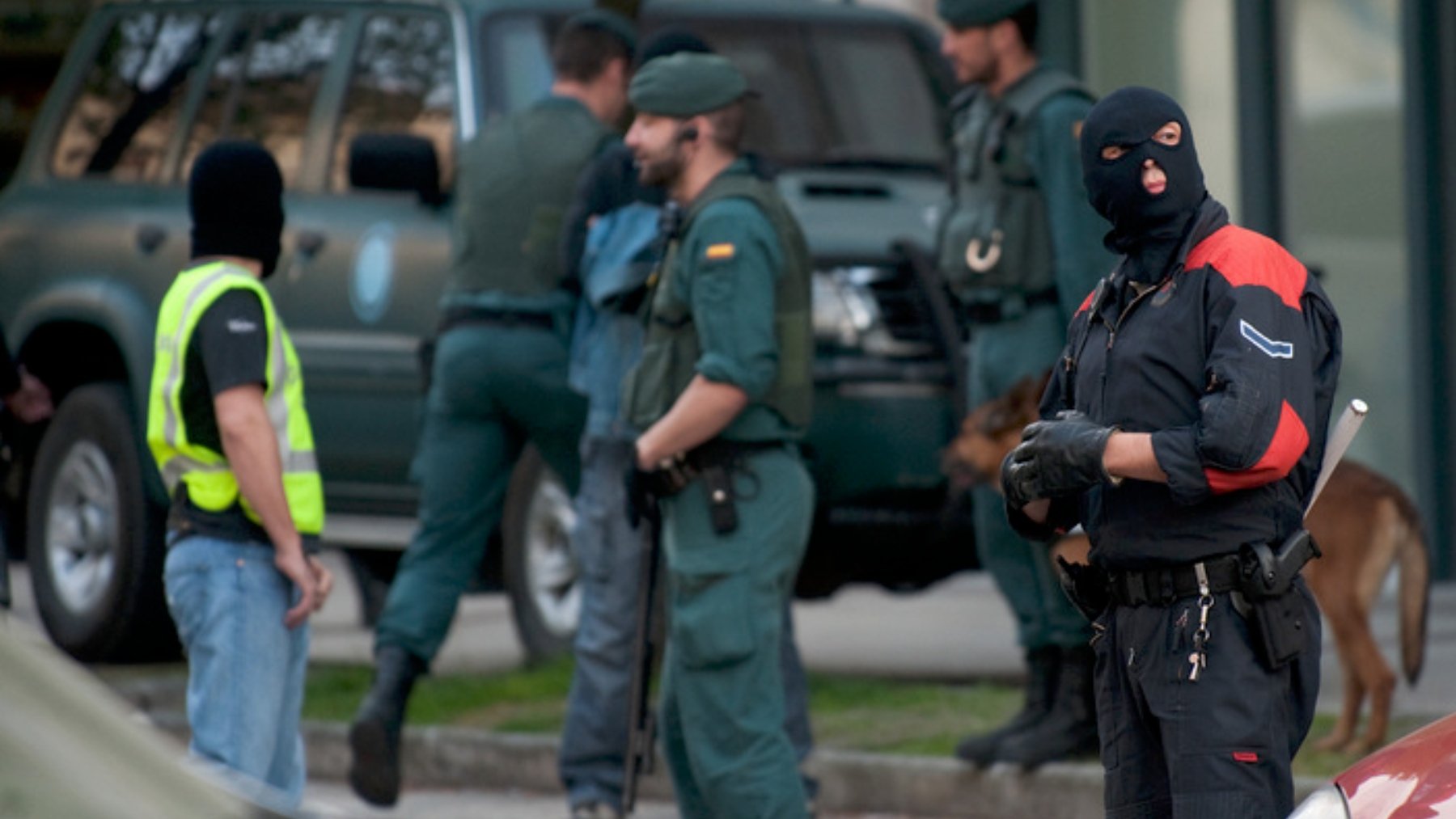 Agentes de la Guardia Civil y de la Ertzaintza en una operación antiterrorista.
