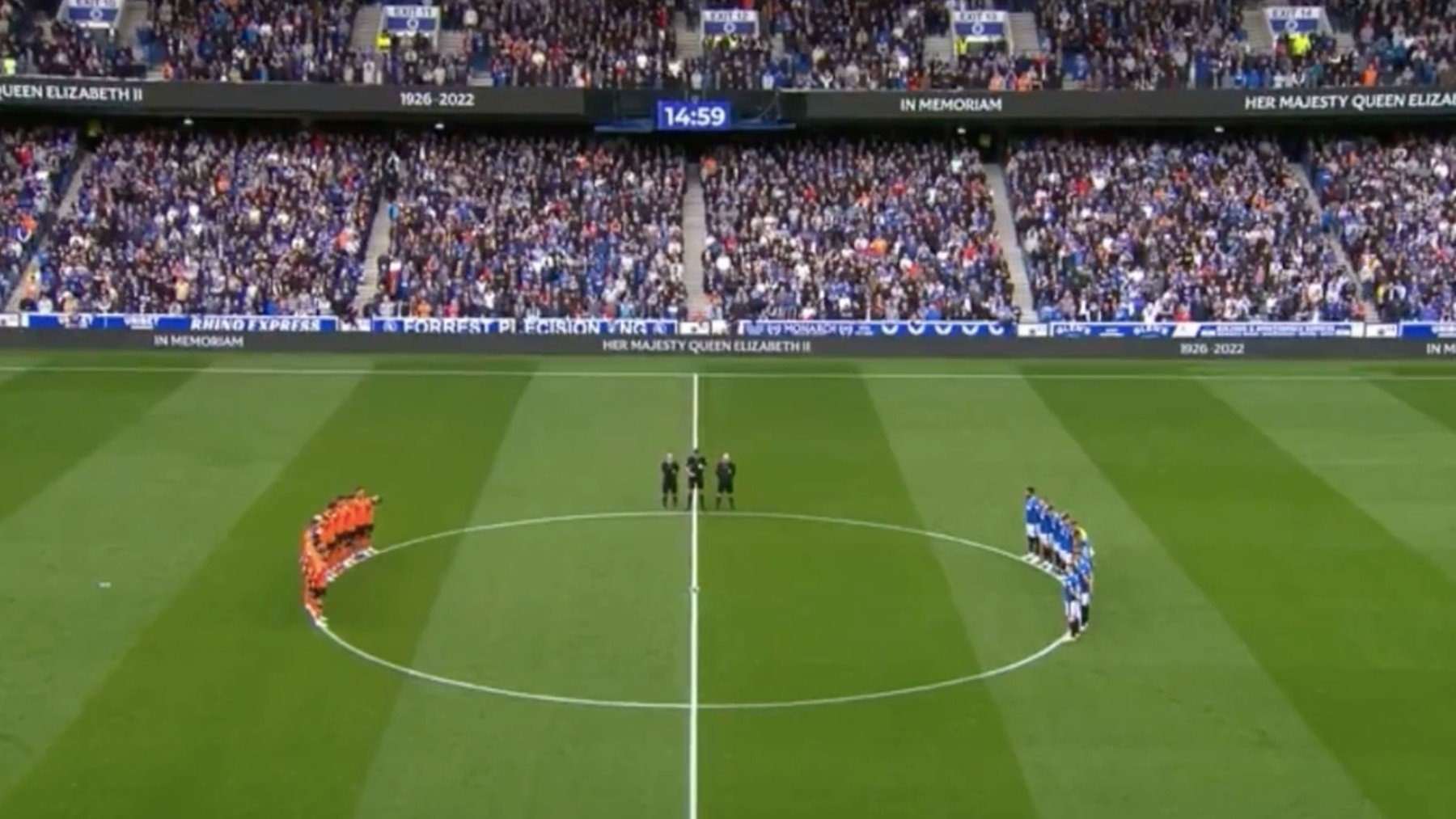 Minuto de silencio entre el Rangers y el Dundee.