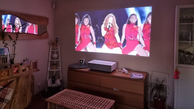 El proyector de LG que siembra la duda sobre si comprar un televisor de 75 pulgadas